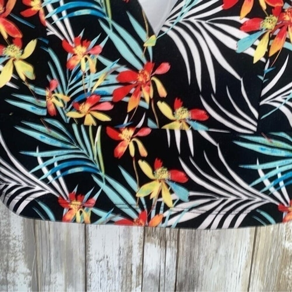 Charlotte Russe Tropical Scalloped Edge Crop Top - Picture 3 of 5